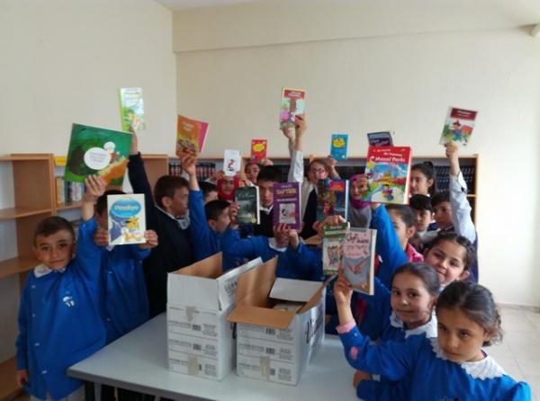 Meram Mehmet Beğen Ortaokulu Öğrencileri  Okulumuza 500 Kitap Hediye Etti